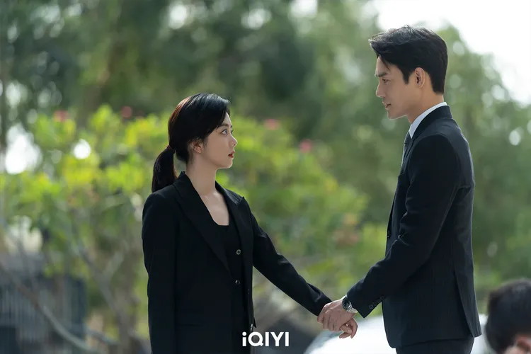 《向風而行》流量多日第一，王凱（右）和譚松韻感情線受關注。愛奇藝國際站提供