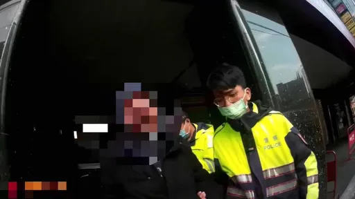 通緝犯醉倒騎樓呼呼大睡　遭逮難耐肚餓竟開口向警借錢