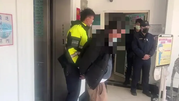 警方將葉男解送歸案。海山警分局提供