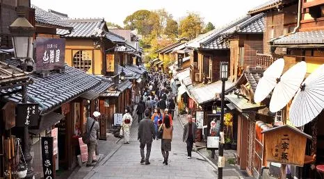 前往京都古老的寺廟「清水寺」，據說喝下音羽瀑布之水能帶來戀愛、健康長壽等好運。Klook提供