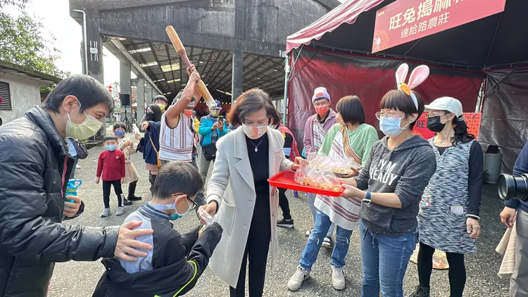 宜蘭縣長林姿妙分送在地麻薯給參與的民眾。林泊志攝