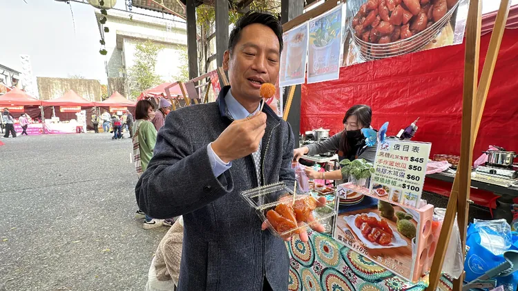 宜蘭縣議會議長張勝德品嚐古早味蜜地瓜。林泊志攝
