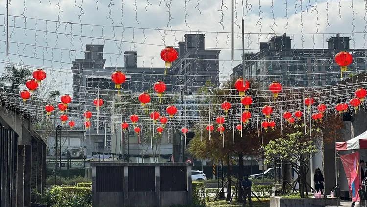 迎接兔年來臨，中興文創園區張燈結彩。林泊志攝
