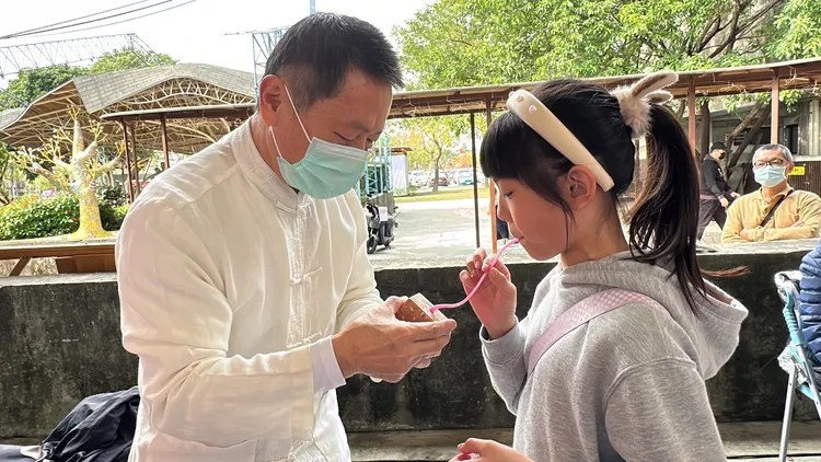 小朋友體驗古早吹糖。林泊志攝