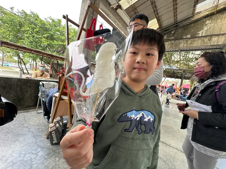 小朋友體驗古早吹糖，吹出一隻「哥吉拉」。林泊志攝