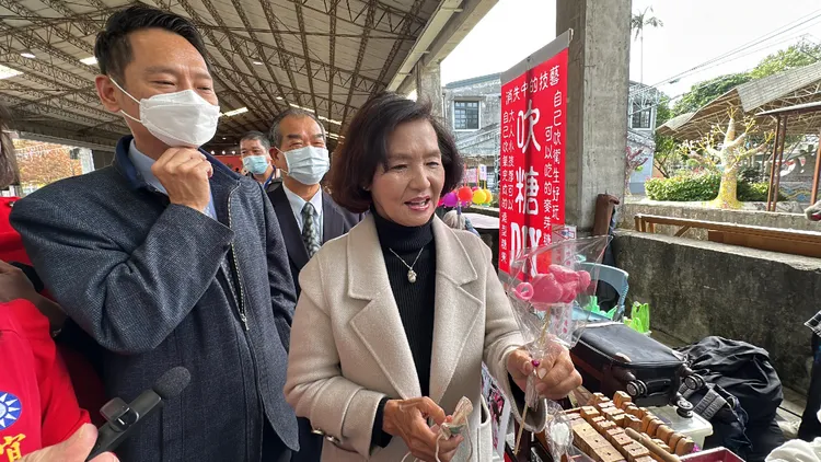 宜蘭縣長林姿妙體驗吹糖，吹出一隻旺兔。林泊志攝