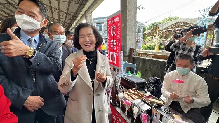 宜蘭縣長林姿妙體驗吹糖，吹出一隻旺兔。林泊志攝