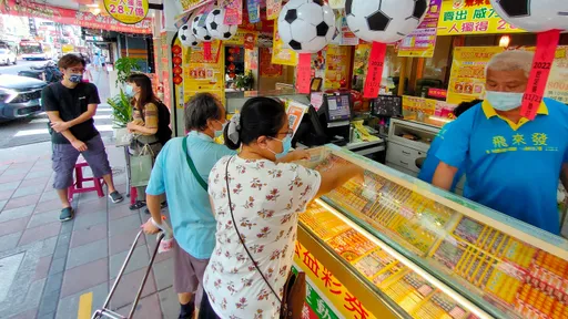 威力彩頭獎衝4.5億！知名企業掏10萬買券發紅包　彩券行打單半小時打到手軟