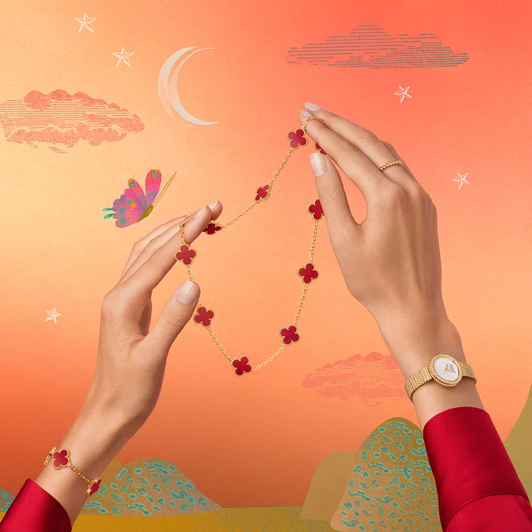 法國珠寶品牌梵克雅寶於1968年推出的Alhambra系列，以金珠圍繞出的標誌性4葉圖騰，蘊含著幸運的寓意。品牌提供