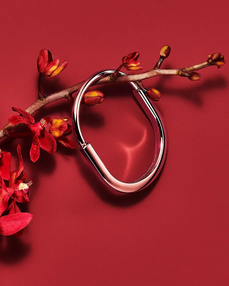 Tiffany Lock玫瑰金手環，20萬5000元。品牌提供