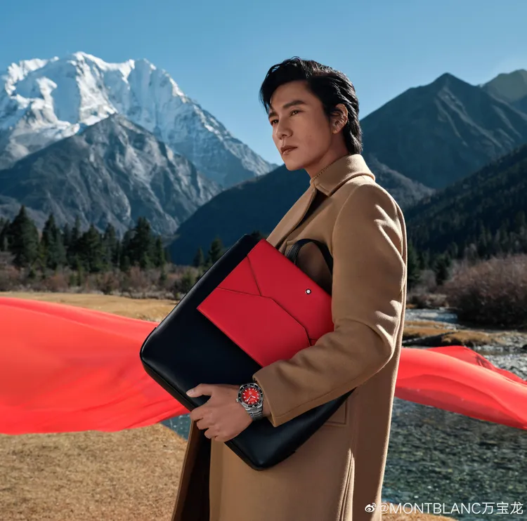 中國男星陳坤腕間搶眼的德國精品萬寶龍1858系列Iced Sea Minya Konka限量錶，紅色錶面是向中國四川省最高山峰貢嘎山致敬。翻攝萬寶龍微博
