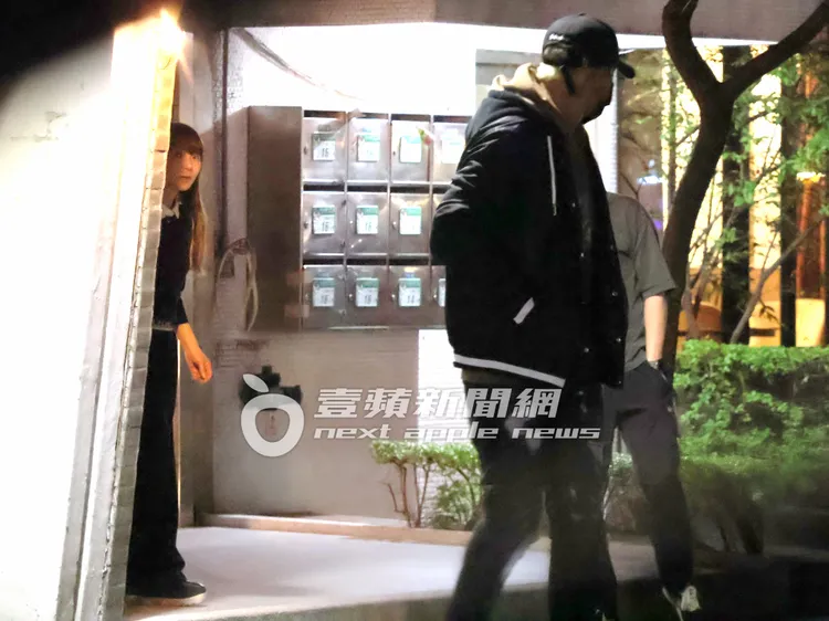 羅志祥（右）錄完《TOP DOG》節目，來找小霜慶生，1小時後，他從餐廳先行離開，小霜則在門口目送他背影。特勤中心攝