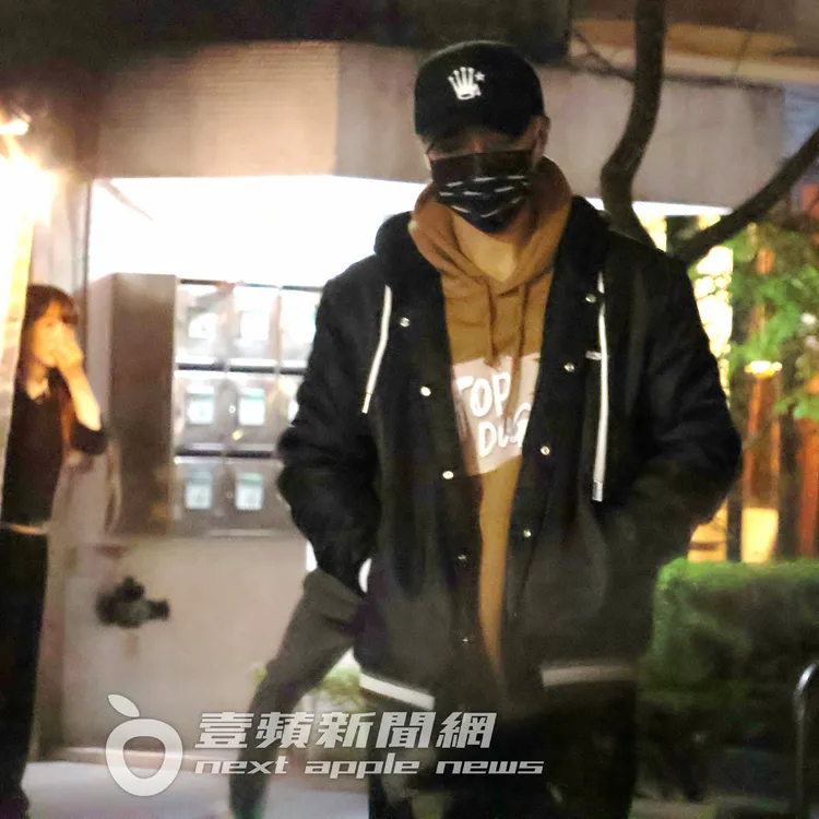 羅志祥（右）錄影結束，移動到高檔日本料理店替小霜慶生，小霜在門口目送他背影離去。特勤中心攝