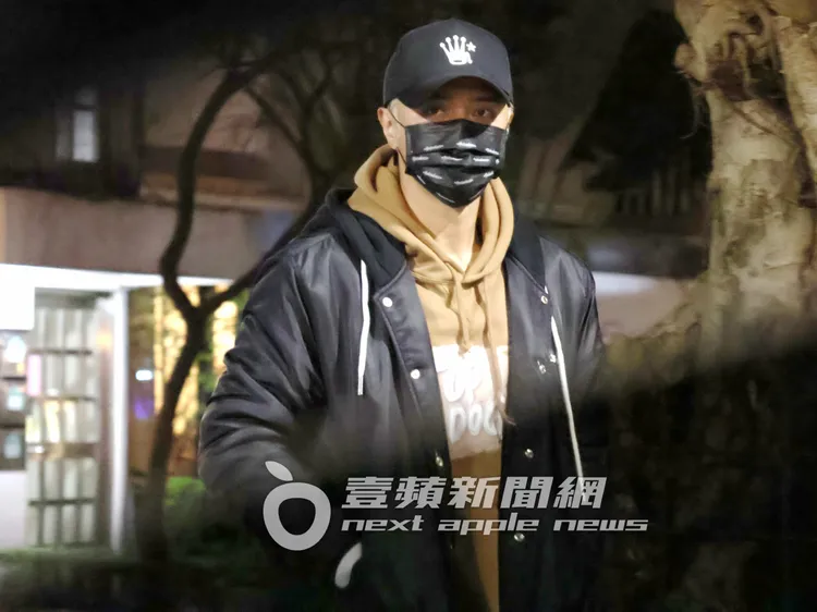 羅志祥走向採訪車祝「新年快樂」拜年。特勤中心攝