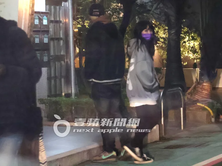 羅志祥（左）在女助理陪同下，走到公司附近的「登龍門」高檔日本料理餐廳，找小霜共進晚餐約會。特勤中心攝