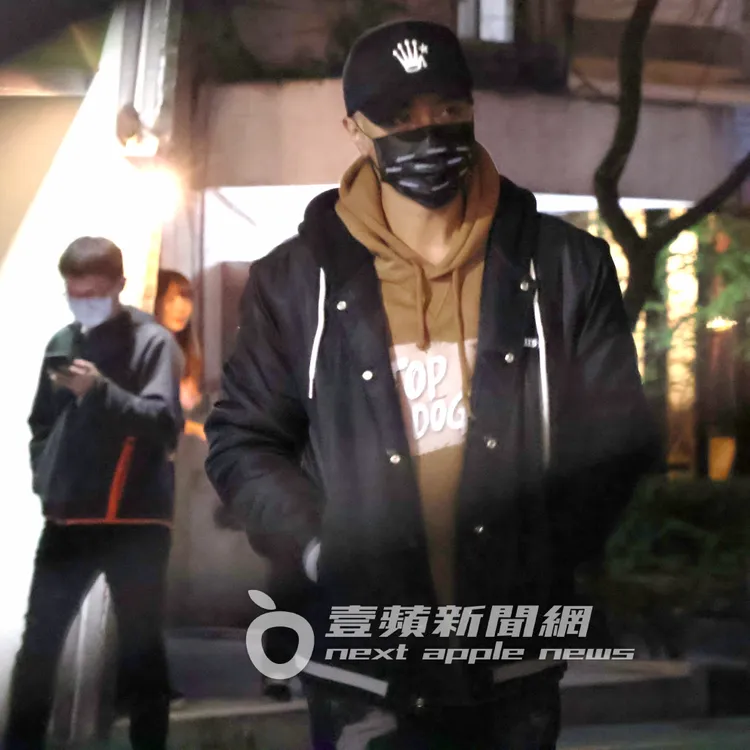 羅志祥（右）穿著節目《TOP DOG》衣服，在日本料理店幫小霜慶生，小霜一路注視他離去的背影。特勤中心攝