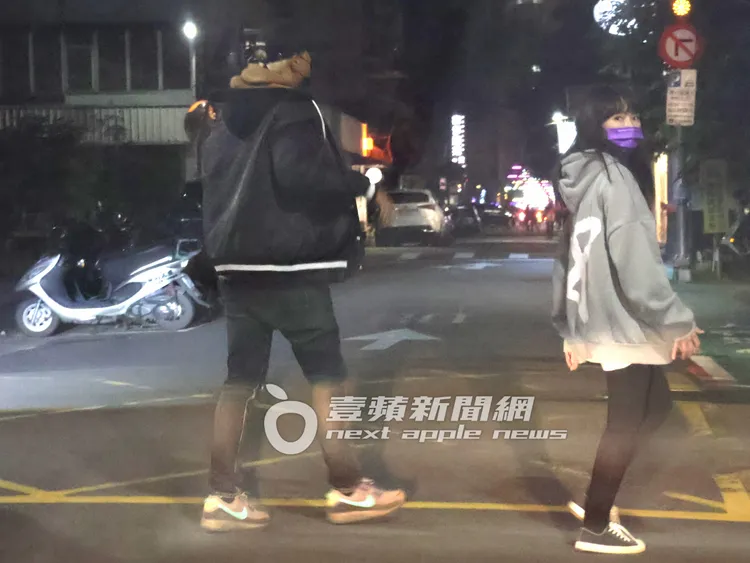 羅志祥（左）結束寵物實境節目《TOP DOG》錄影工作，跟女助理回到經紀公司下車。特勤中心攝