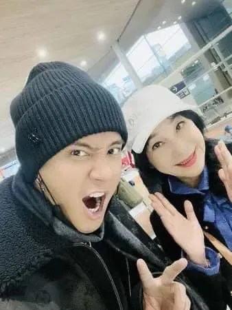 羅志祥（左）日前赴法國巴黎出席時尚品牌活動，在機場巧遇作家吳淡如。翻攝吳淡如臉書