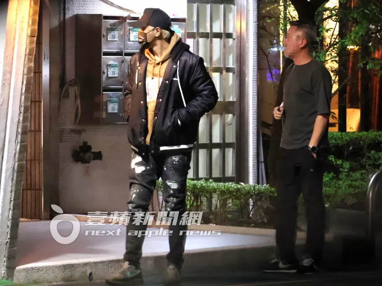 羅志祥（左）在餐廳門口回頭向小霜交代事情，準備走回公司。特勤中心攝