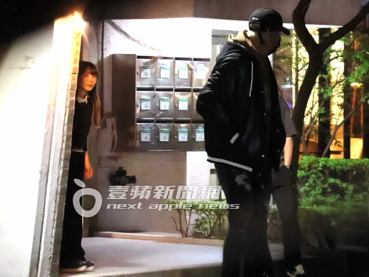 羅志祥（右）結束工作行程，急奔高檔日本料理餐廳幫小霜過生日，他先行離去，小霜還在門口探頭目送他。特勤中心攝