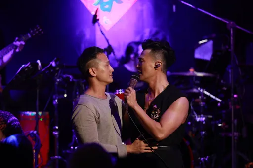 林俊逸不藏了！摟腰高英軒男男對望　猛男秀熱舞遊走尺度邊緣