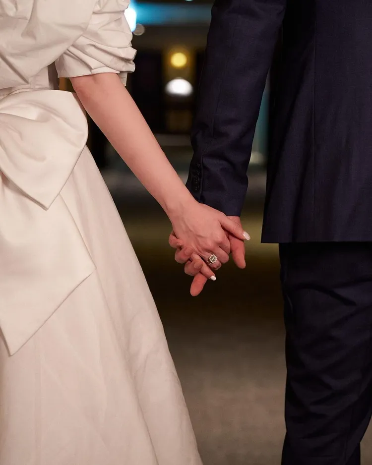 愛雅宣布結婚時貼出兩人牽手照。翻攝自愛雅IG