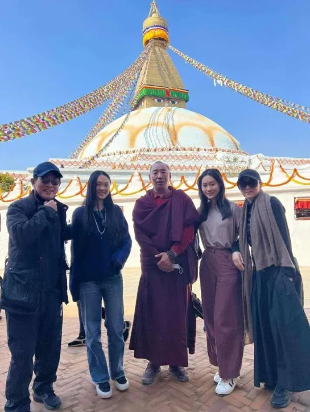 利智（右）與李連杰（左）難得同框。翻攝娛站微博