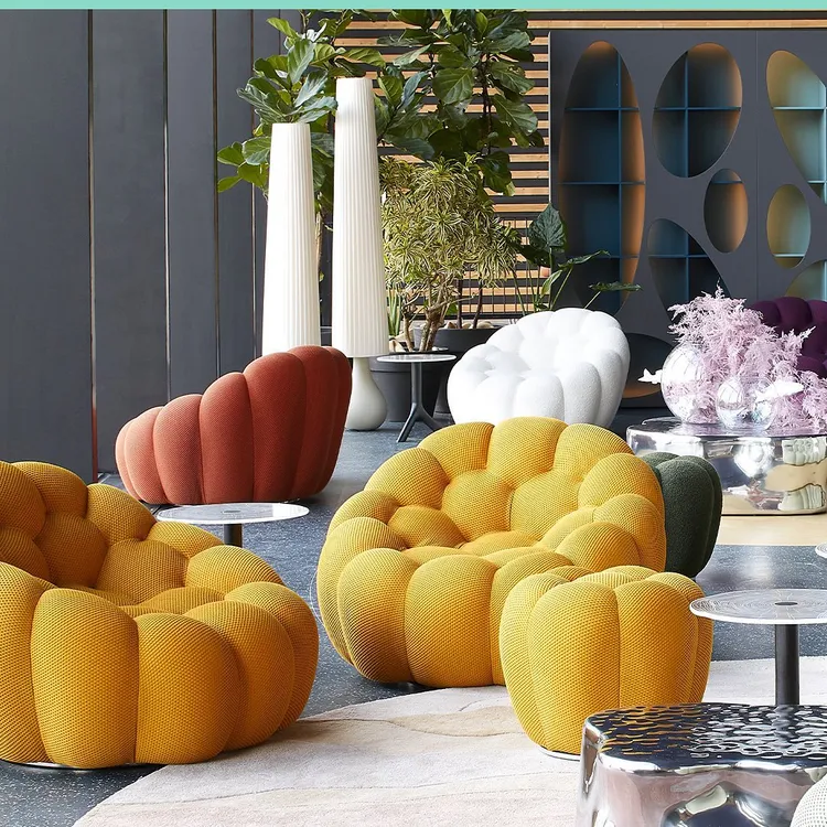 Jennie愛犬Kai慵懶躺著的「泡泡椅」，是來自法國百年精品家居品牌Roche Bobois旗下的Bubble扶手椅。翻攝rochebobois IG