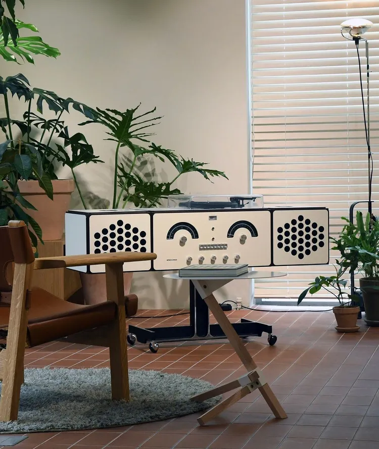 Brionvega於1960年代創作出的Radiofonografo黑膠播放機，約40萬元。翻攝brionvega IG