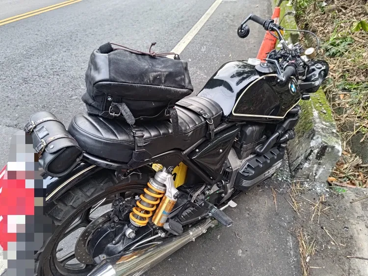 夏男自撞路旁水泥護欄。林口警分局提供