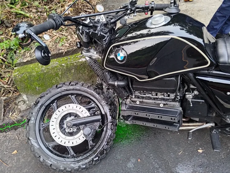 重機前輪斷裂。林口警分局提供