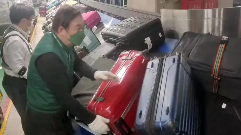 長榮航勤董座搬行李!員工:他公司群組APP一個月沒上線 「在那邊演什麼東西?」|壹蘋新聞網