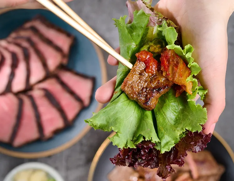 水梨風味牛小排風味鹹甜軟嫩，可以生菜包起，並佐配蒜片、青龍椒等品嘗。業者提供