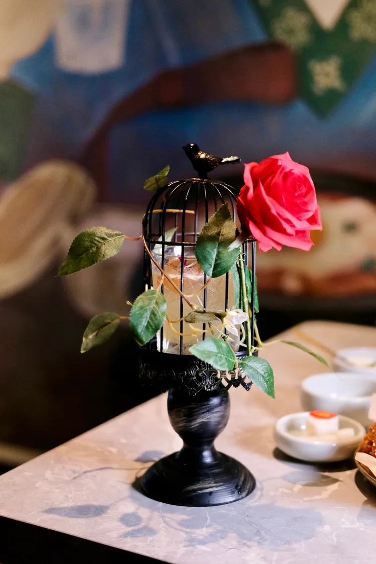 美女與野獸是創意調酒，風味酸甜沁爽，外觀相當華麗吸睛。葉盛耀攝