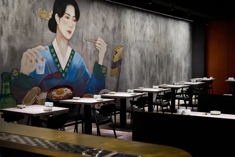 每家店的主視覺牆面，都有身著傳統韓服搭配現代動作的FOND女郎。業者提供