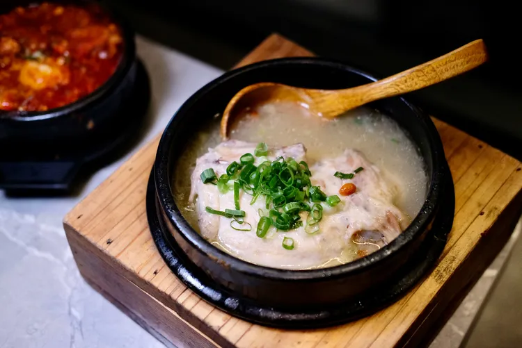 人蔘雞嚴選小春雞，燉煮到湯香醇肉軟嫩，而整隻雞在年節品嘗更有吉祥寓意。葉盛耀攝