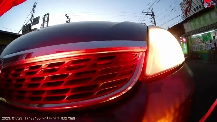 吳男駕車故意衝撞外送員機車。民眾提供