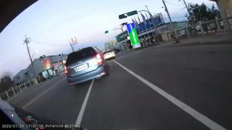 吳男切向外側車道時，林姓外送員從旁超車，引起吳男不滿。民眾提供