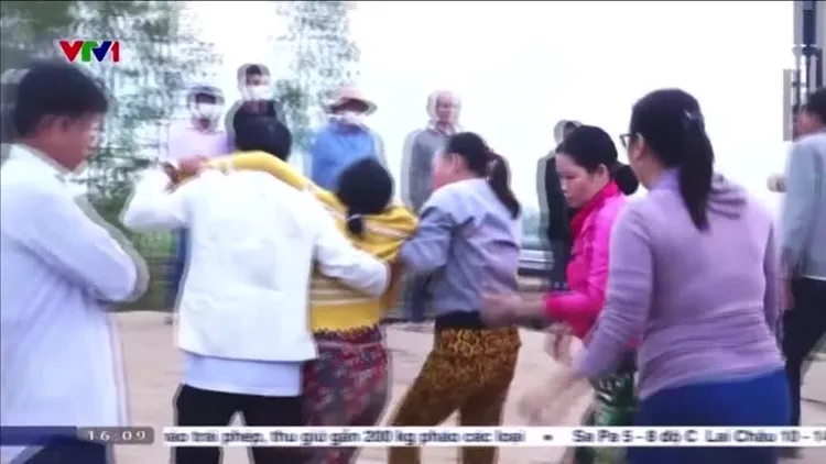 當地媒體畫面顯示，男童母親焦急萬分。路透社