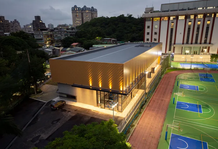 世新大學打造與好萊塢最新技術同步、全亞洲第一座占地470坪的LVS智能攝製基地，引領學生協作參與為產業解決問題。