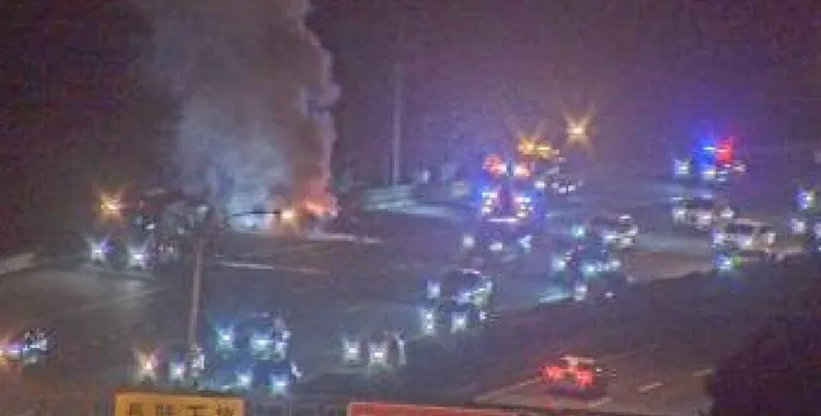 大批消防人員到場灌救。翻攝高速公路1968