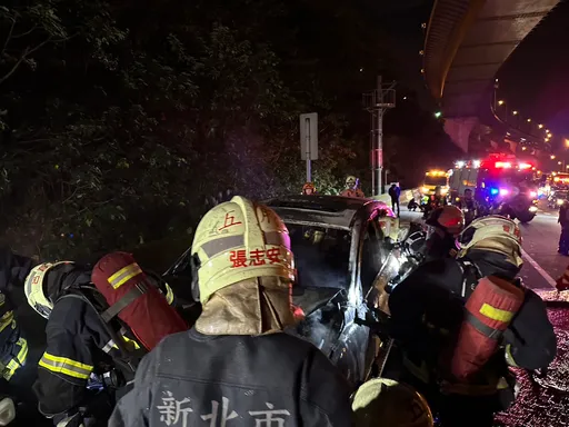 國一南下林口路段汽車竄火「全面燃燒」 25歲女駕駛倉皇逃生