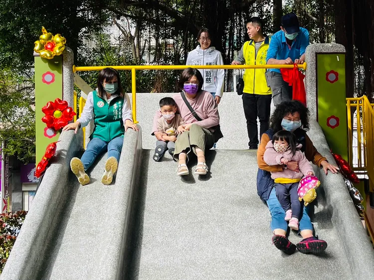 家長與小朋友玩樂。市府提供