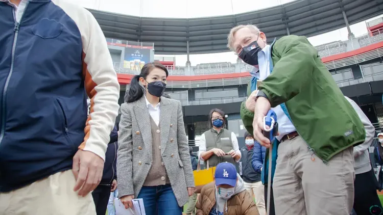 高虹安曾與MLB顧問庫克會勘新竹棒球場。翻攝自高虹安臉書