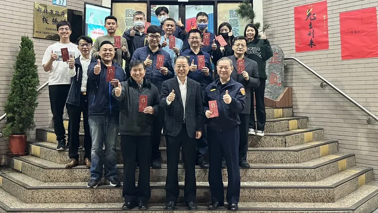 警政署長黃明昭至板橋分局慰問留守警員。新北市警局提供