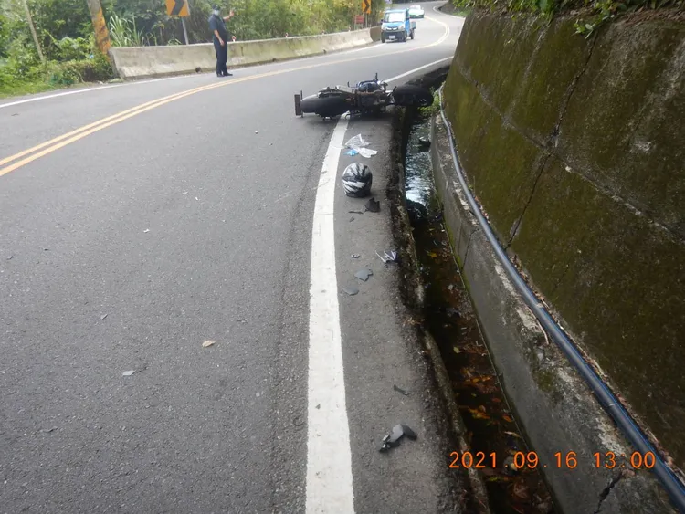 魏男被撞倒後，路面、水溝都留有機車碎片。民眾提供