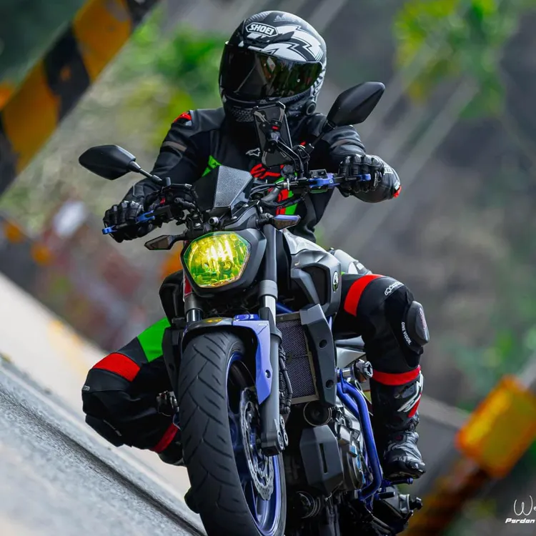 魏男熱愛大型重機。翻攝魏男臉書