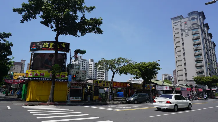 高雄市區2字頭買中古屋難度不大，選擇百貨商圈周邊具備保值抗跌。葉家銘攝