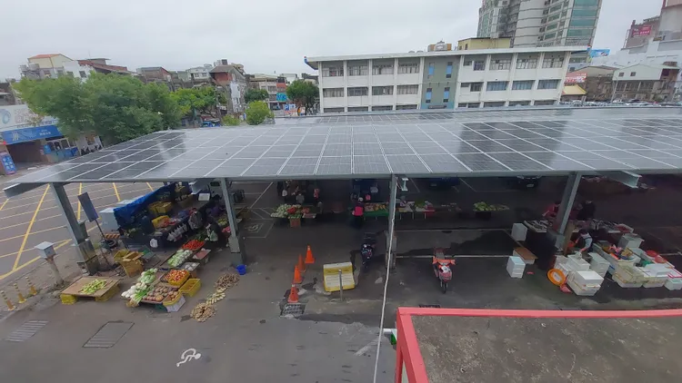 苗栗市北苗市場戶外攤商區改裝太陽能板，因為漏水惹來民怨。楊永盛攝