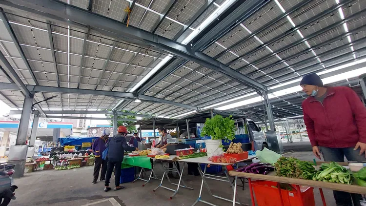 攤商抱怨，自從加諸太陽能板後，市場生意變差。楊永盛攝